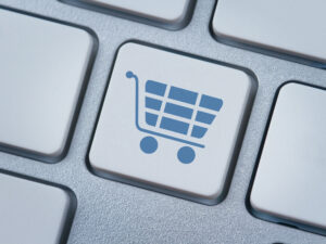 Symbol eines Einkaufswagen auf einer Computertastatur
